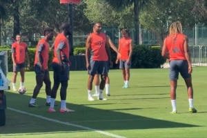 江苏骰宝(快3)-记者：拜仁开始备战与巴黎的比赛，科曼随队训练