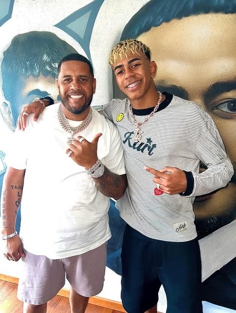 真的壕🤩亚马尔获赠一价值40万欧的黄金钻石专属项链，造型为LY